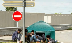 Des migrants au bord d'une route à Calais (Hauts-de-France), le 1er août 2017