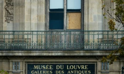 Une fenĂȘtre cassĂ©e par laquelle les voleurs sont passĂ©s pour dĂ©rober au musĂ©e du Louvre les joyaux de la Couronne, Ă Paris le 20 octobre 2025