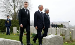Emmanuel Macron avec le président portugais Marcelo Rebelo de Sousa (C), lors d'une cérémonie commémorant le centenaire de la Première guerre mondiale, au cimetière militaire portugais de Richebourg le 9 avril 2018 
