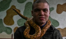 David de Oliveira Gomes assiste à une séance de thérapie avec des reptiles à la Walking Equotherapy Clinic de Sao Paulo, au Brésil, le 30 mai 2023