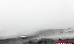 La route des laves noyée sous l'épais brouillard généré par la vapeur d'eau