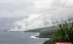 Jeudi 31 janvier 2008 - 
La route des laves noyée sous l'épais brouillard généré par la vapeur d'eau