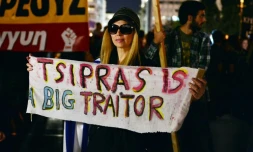 Une banderole où l'on peut lire "Tsipras est un grand traître", lors d'une manifestation devant le Parlement grec contre l'adoption de nouvelles mesures d'austérité, à Athènes le 16 octobre 2015