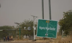 Panneau indiquant la frontière, fermée depuis août 2023, entre le Niger et le Nigeria, le 17 février 2024 dans la localité nigériane de Jibia