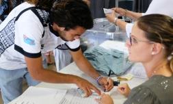 Signature du registre après le vote dans un bureau de Nouméa, le 4 octobre 2020 où se rendent les électeurs pour décider de l'indépendance ou non de la Nouvelle-Calédonie