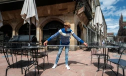 Un serveur du restaurant "La Maison Kammerzell" mesure la distance entre les tables avant la réouverture de l'établissement, le 30 mai 2020 à Strasbourg