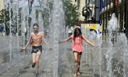 Des enfants se rafraîchissent dans des fontaines à Valenciennes dans le nord de la France, le 27 juillet 2018