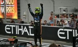 Lando Norris célèbre son premier titre de champion du monde de Formule 1, le 7 décembre 2025 à Abou Dhabi