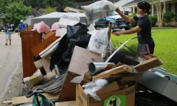 Une résidente jette des affaires endommagées dans des inondations à Houston, aux Etats-Unis, le 1er septembre 2017 