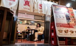 Des clients dînent au restaurant végan Izakaya Masaka, dans le quartier de Shibuya, le 20 mars 2023 à Tokyo