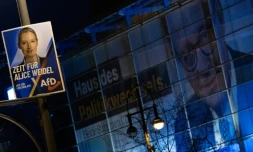 Une bannière de campagne géante montrant le chef des démocrates-chrétiens (CDU) Friedrich Merz et une affiche de la coleader de l'Alternative pour l'Allemagne (AfD) Alice Weidel, le 2 février 2025 à Berlin
