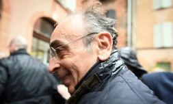 Le candidat de "Reconquête!" Eric Zemmour a reçu un oeuf sur la tête à Moissac, en France le 12 mars 2022