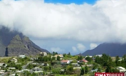 Au coeur du cirque de Cilaos, le village de Ciloas attire un nombre croissants de visiteurs - photo Yann Guichaoua