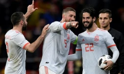 Les Espagnols ravis de leur victoire sur l'Argentine, avec notamment un triplé d'Isco (ballon), le 27 mars 2018 au Wanda Metropolitano, à Madrid