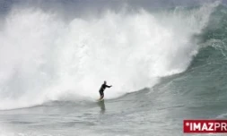 Dimanche 10 Février 2008

Surf par temps de forte houle sur le spot de la Follette au Port