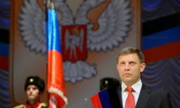 Photo prise le 4 novembre 2014 à Donetsk du principal chef des séparatistes prorusses Alexandre Zakhartchenko (droite), tué le 31 août dans une explosion dans cette ville de l'est de l'Ukraine