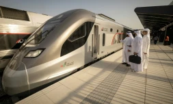 Un train Etihad Rail — le premier train de voyageurs des Émirats arabes unis — à la gare d'Abou Dhabi pour son voyage inaugural, le 30 juin 2026
