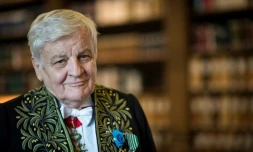 L'acteur et réalisateur français Jacques Perrin en habit d'académicien le 6 février 2019 à l'Institut de France à Paris