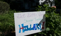 Un souhait de prompt rétablissement est adressé à Hillary Clinton, prÚs de sa résidence à Chappaqua, dans l'Etat de New York, le 12 septembre 2016