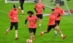 Le défenseur du Real Madrid Marcelo (2g) contrôle le ballon lors d'une séance d'entraînement, le 12 février 2019 à Amsterdam 