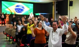 Des évangélistes prient dans une église pour le rétablissement de Jair Bolsonaro, le candidat d'extrême droite favori du premier tour de la présidentielle, le 21 septembre 2018 à Brasilia 