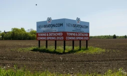 Un panneau publicitaire dans un champ de la réserve agricole de Duffins-Rouge annonçant de nouvelles constructions, dans la ceinture verte de Toronto, le 25 mai 2023 au Canada