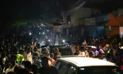 Des supporters haïtiens fêtent la qualification de leur équipe nationale pour la Coupe du monde 2026 dans les rues de la capital Port-au-Prince le 18 novembre 2025.
