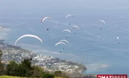 Les parapentistes dominent le site de Saint-Leu sur la côte ouest