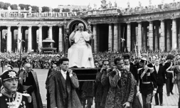 Le pape Pie XII, le 27 août 1957 au Vatican