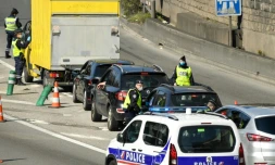 La police contrôle les automobilistes sur le périphérique parisien, le 4 avril 2020