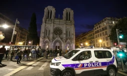 Un véhicule de police est garé près de la basilique Notre-Dame de l'Assomption à Nice, le 29 octobre 2020