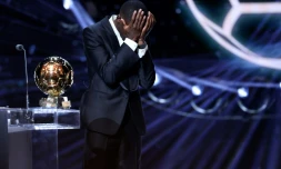 Ousmane Dembele ne peut retenir ses larmes après avoir remercié ses proches en recevant le Ballon d'Or lundi.
