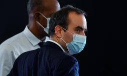 Le ministre des Outre-mer français Sébastien Lecornu (d) aux côtés du député français Serge Letchimy à Fort-de-France, le 30 novembre 2021