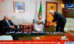 Abdelaziz Bouteflika remet sa lettre de démission au président du conseil constitutionnel Tayeb Belaïz, le 2 avril 2019 à Alger