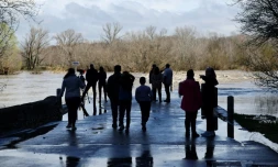 Un pont submergé par les crues dans le Gard, le 10 mars 2024, à Dions