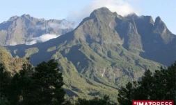 Les cirques et montagnes dominent l'intérieur de l'île
