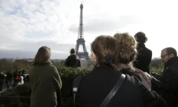 Minute de silence devant la Tour Eiffel le 16 novembre 2015 à Paris 