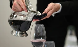 Un élève sommelier verse un verre de vin rouge pendant le concours du meilleur élève sommelier le 24 mai 2019 à Tain L'Hermitage, le 24 mai 2019