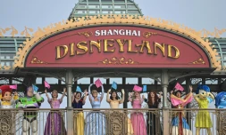 Des employés de Disney à la réouverture du parc d'attractions Disneyland de Shanghai le 11 mai 2020