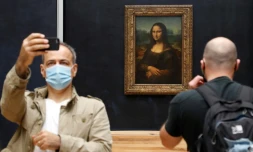 Selfie devant la Joconde au musée du Louvre à Paris qui a rouvert ses portes le 6 juillet 2020
