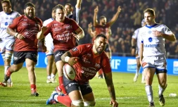 Le 2e ligne de Toulon Romain Taofifenua (c) vient de marquer un essai contre Castres, le 5 janvier 2020 au stade Mayol