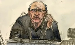 Croquis d'audience du 24 février 2025 montrant l'ex-chirurgien Joël Le Scouarnec à l'ouverture de son procès à Vannes pour viols et agressions sexuelles sur 299 patients 