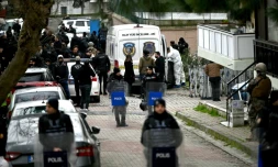 La police turque devant l'église Santa Maria après une attaque, à Istanbul, le 28 janvier 2024