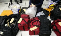 Des douaniers présentent, le 21 décembre 2010, la drogue saisie à Calais