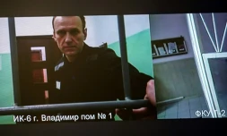L'opposant russe Alexeï Navalny sur un écran lors d'une audience d'appel au tribunal de Moscou de sa condamnation à 19 ans de prison pour "extrémisme", le 26 septembre 2023