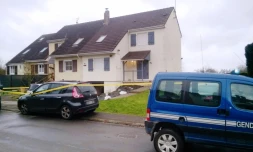 Une voiture de la gendarmerie est garée le 1er février 2016 en face de la maison où deux jeunes enfants ont été retrouvés morts, à Camphin-en-Carembault (Nord)