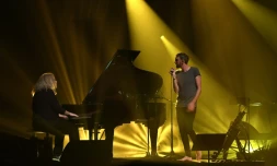 Le chanteur Christophe Willem répète avec le pianiste-arrangeur Yvan Cassar aux Francofolies de La Rochelle, le 12 juillet 2017