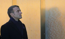 Emmanuel Macron devant le mémorial de l'"anneau de la mémoire" à Ablain-Saint-Nazaire, le 8 novembre 2018