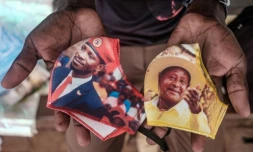 Des masques à l'effigie des deux principaux candidats à l'élection présidentielle en Ouganda, le sortant Yoweri Museveni (droite), et son principal adversaire, Bobi Wine (gauche), le 4 janvier 2021 à Kampala