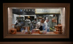 Les cuisiniers s'affairent le 23 janvier 2020 à l'Auberge du pont de Collonges, le restaurant de Paul Bocuse qui a été rénové